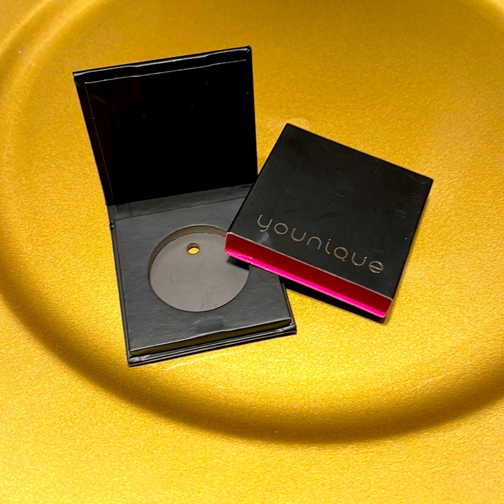 Younique moonstruck pressed shadow, single compact